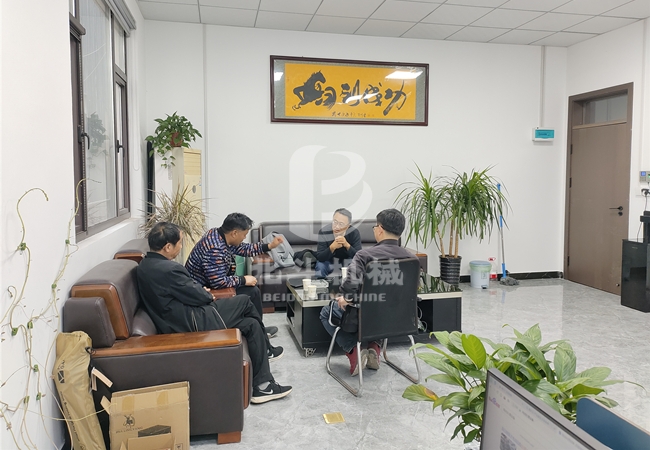 客户来访我公司进行锯末午夜免费高清软件实地考察