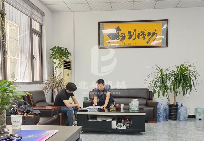 云南客户来我厂了解稻壳午夜免费高清软件的原理和实际使用情况
