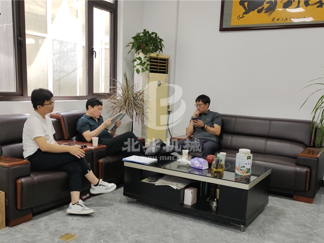 客户到我厂考察糠醛渣午夜免费高清软件