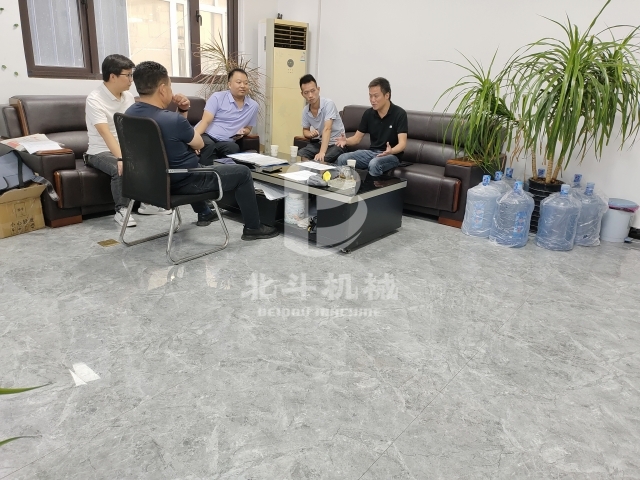 总设计师张总与客户深入交流锂电池午夜免费高清软件